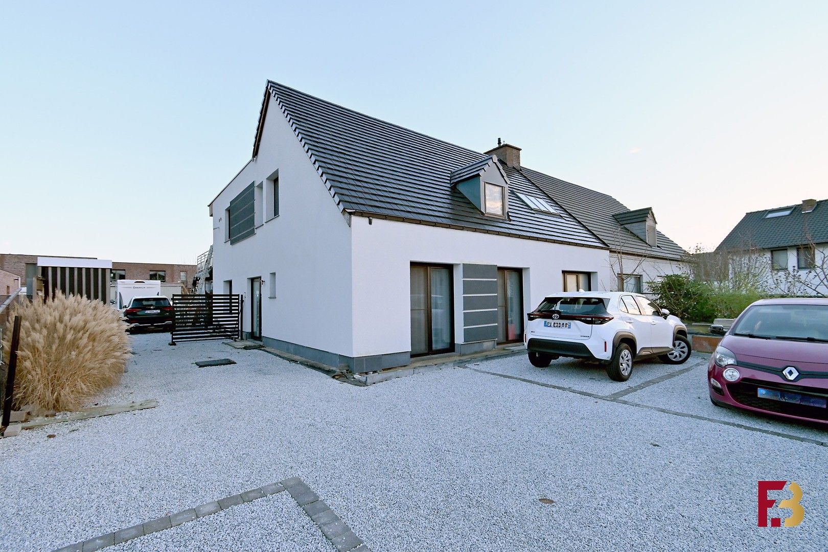 Stijlvol en ruim appartement met terras nabij het centrum van Merelbeke foto {{pictureIndex}}