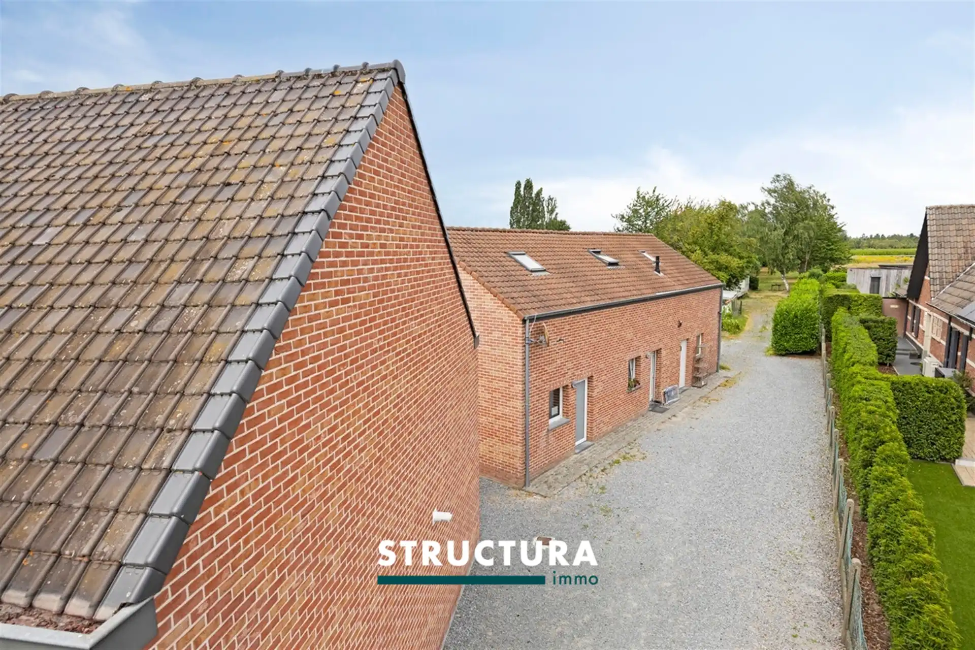 Unieke woning met polyvalent bijgebouw foto 2