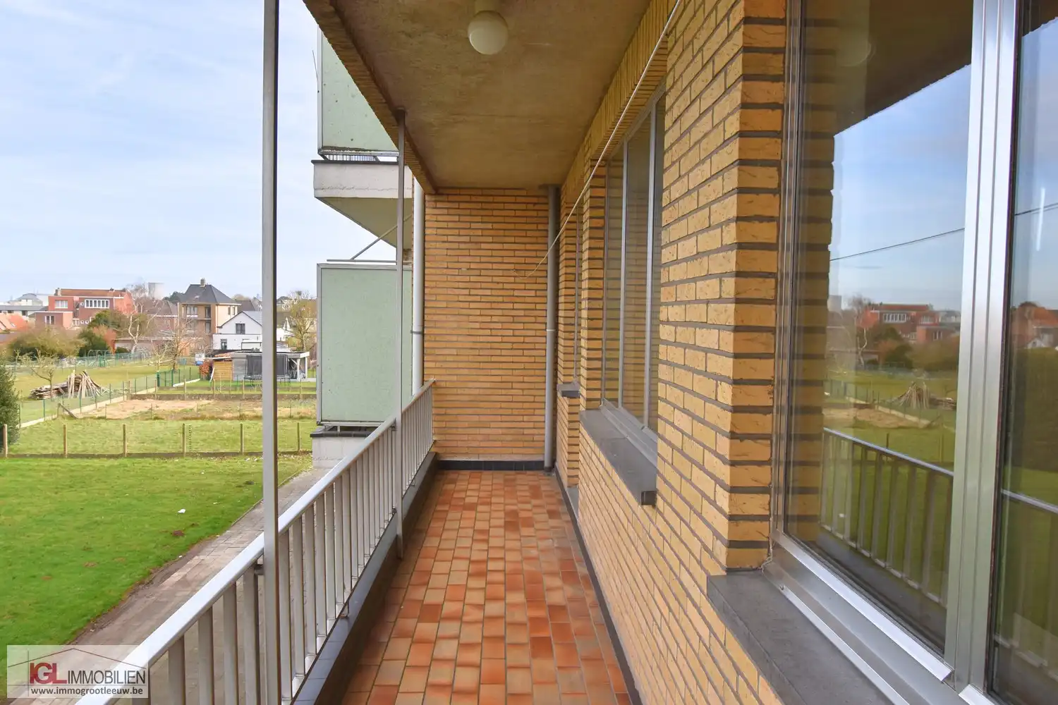 Ruim 2-kamer appartement met terras en autostaanplaats foto 11