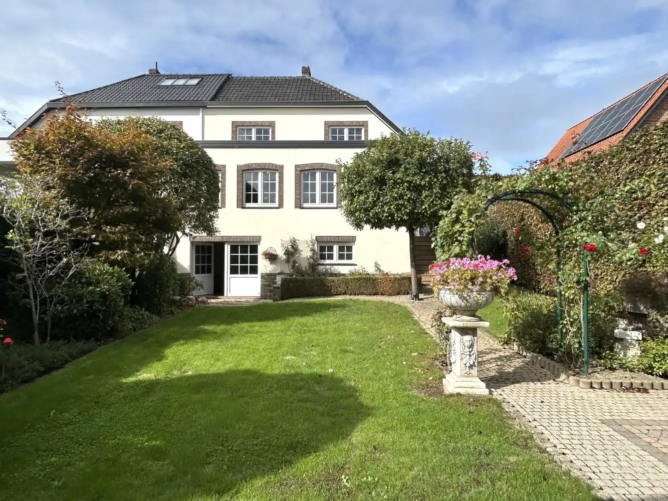 Ruime halfopen woning met overdekt zwembad op topligging foto 22