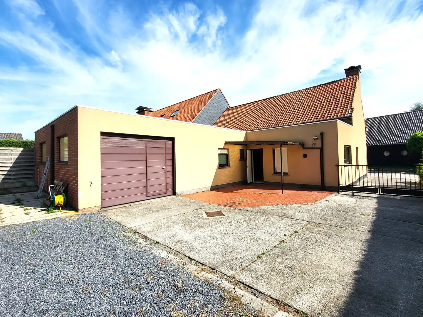 Karaktervolle eigendom met uitzonderlijk potentieel, paardenstal en 2 ruime garages op 2.550 m², met 248 m² bewoonbare oppervlakte. foto 2