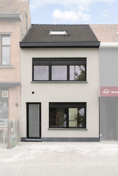 Instapklare totaal vernieuwde woning - 3 slpkmrs foto {{pictureIndex}}