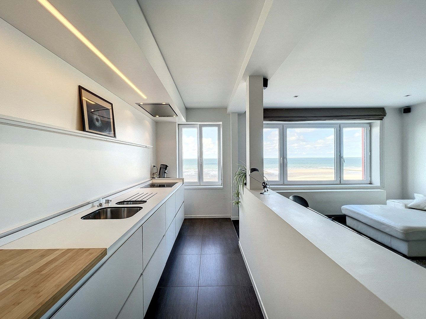 Prachtig vernieuwd 3-slaapkamer appartement met frontaal zicht op zee foto 10