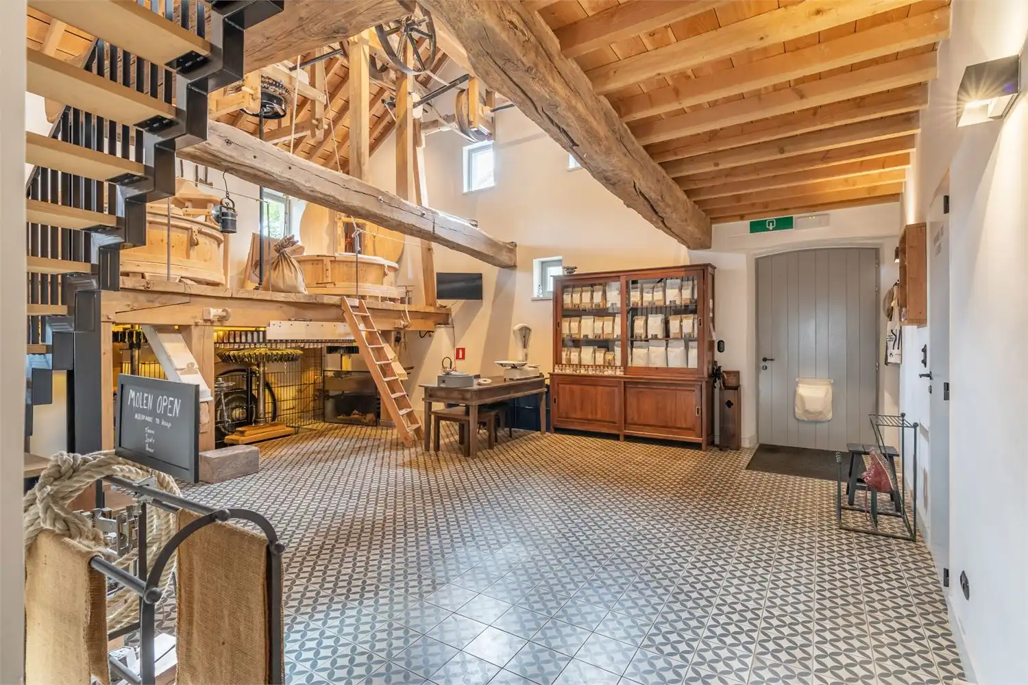 Prachtig gerenoveerde monumentale watermolen foto 5