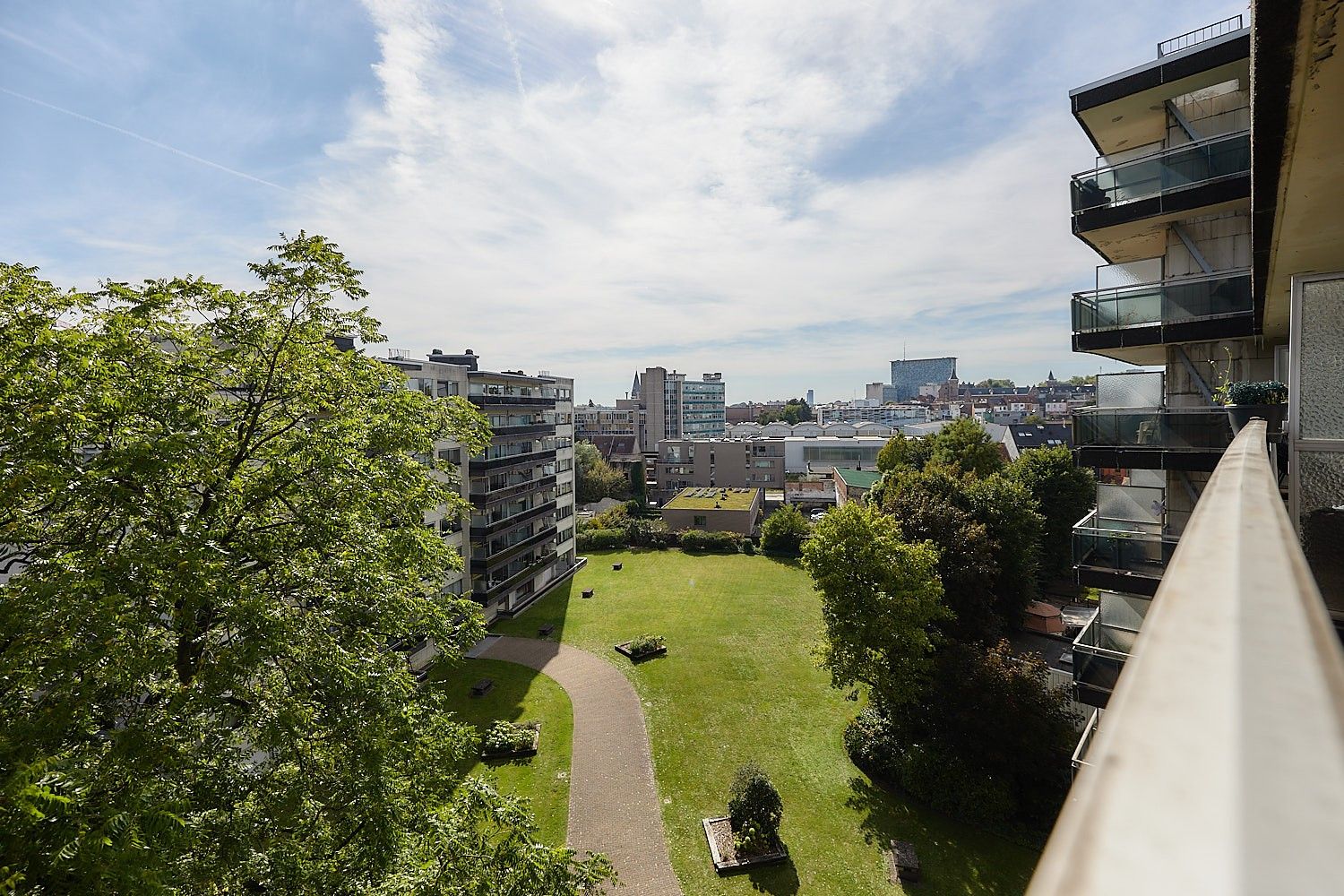 VERKOCHT. Hoogwaardig en bijzonder elegant gerenoveerd appartement met 2 terrassen foto 17