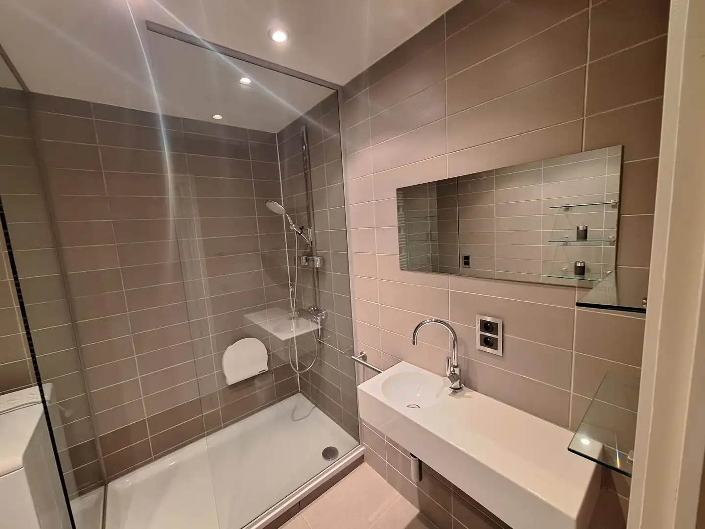 Licht gemeubelde appartement met één slaapkamer foto 17