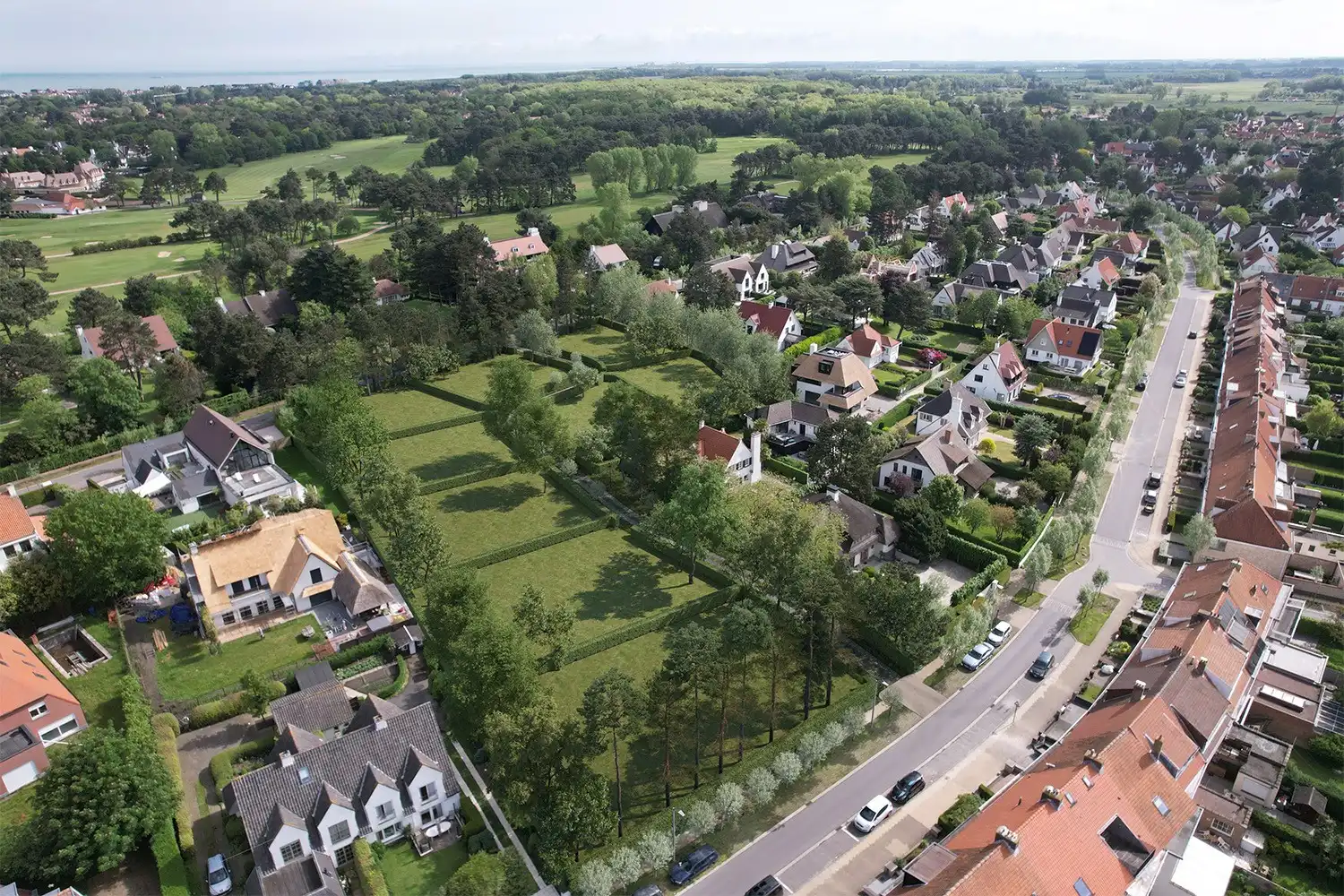Exclusieve bouwgrond van ca. 916 m, gelegen op een toplocatie in het Zoute. foto {{pictureIndex}}