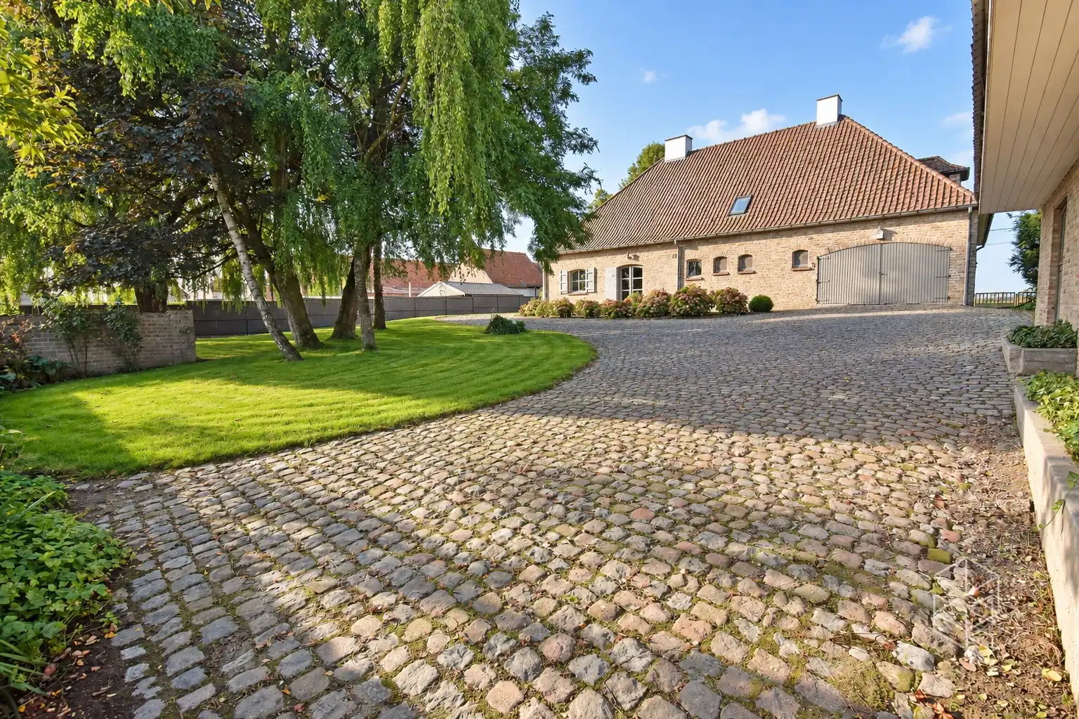 Klassevolle villa met bijgebouw op unieke ligging aan het kanaal Gent-Brugge foto 4