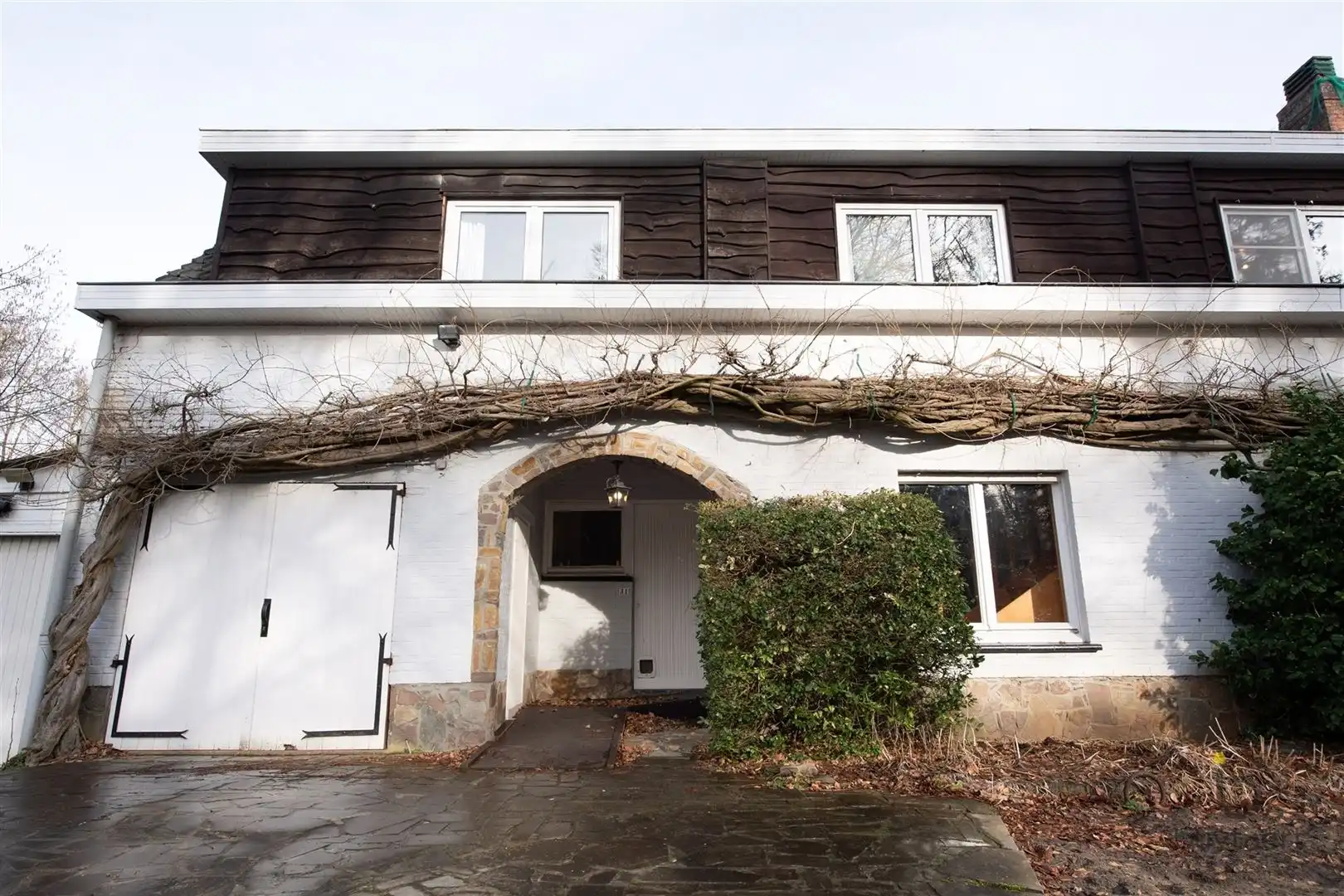 Veel renovatiepotentieel in ruime rustig gelegen familiewoning midden in het groen! foto 3