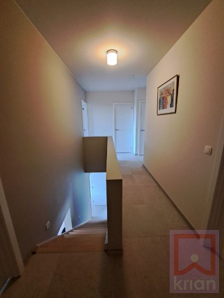 BEMEUBELDE woning met 3 slaapkamers, tuin en carport. foto 23