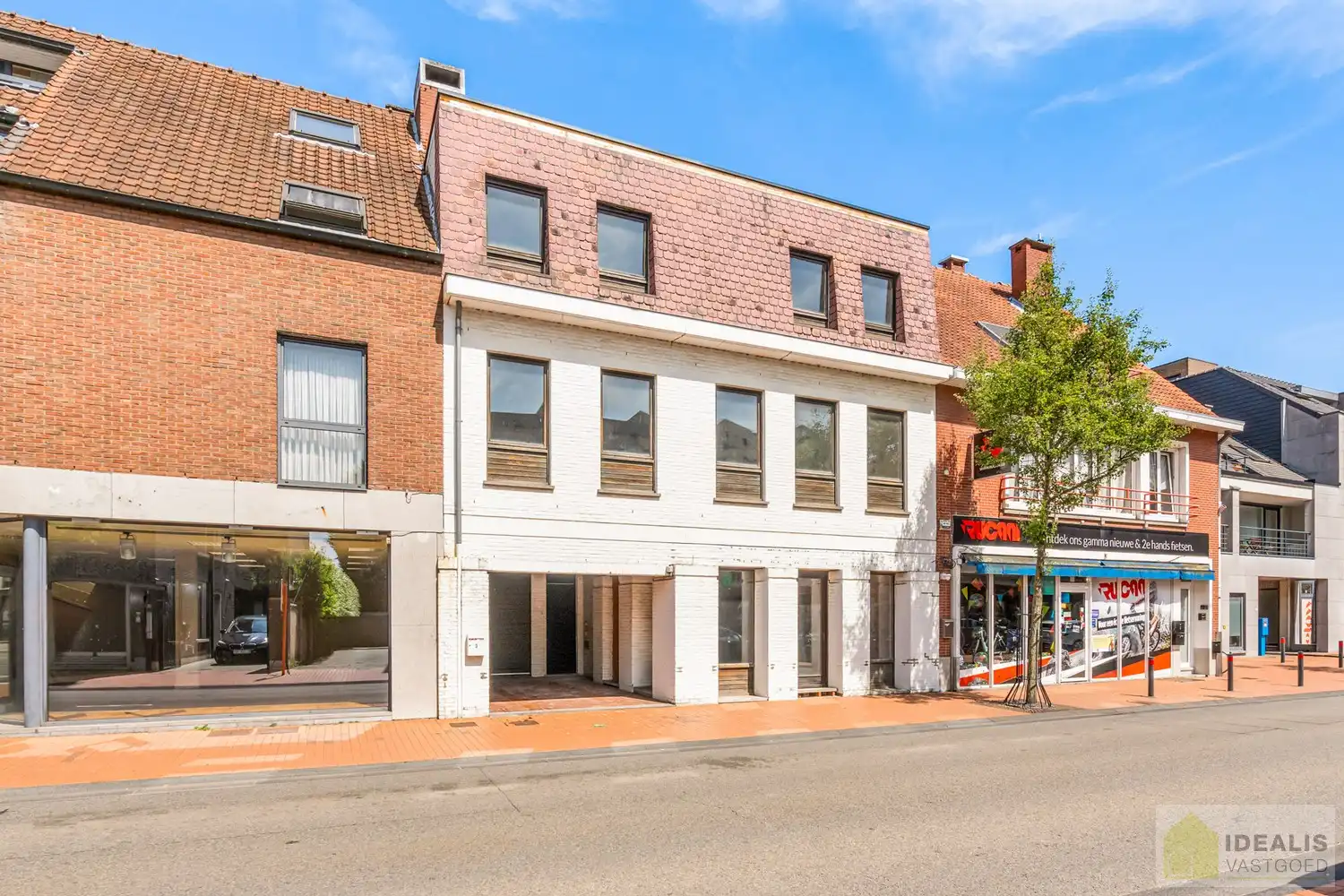 Ruim opgezet, klassevol en naar wens af te werken/ in te richten pand met winkel/kantoorruimte én uiterst ruim appartement met maar liefst 4 slaapkamers foto 2