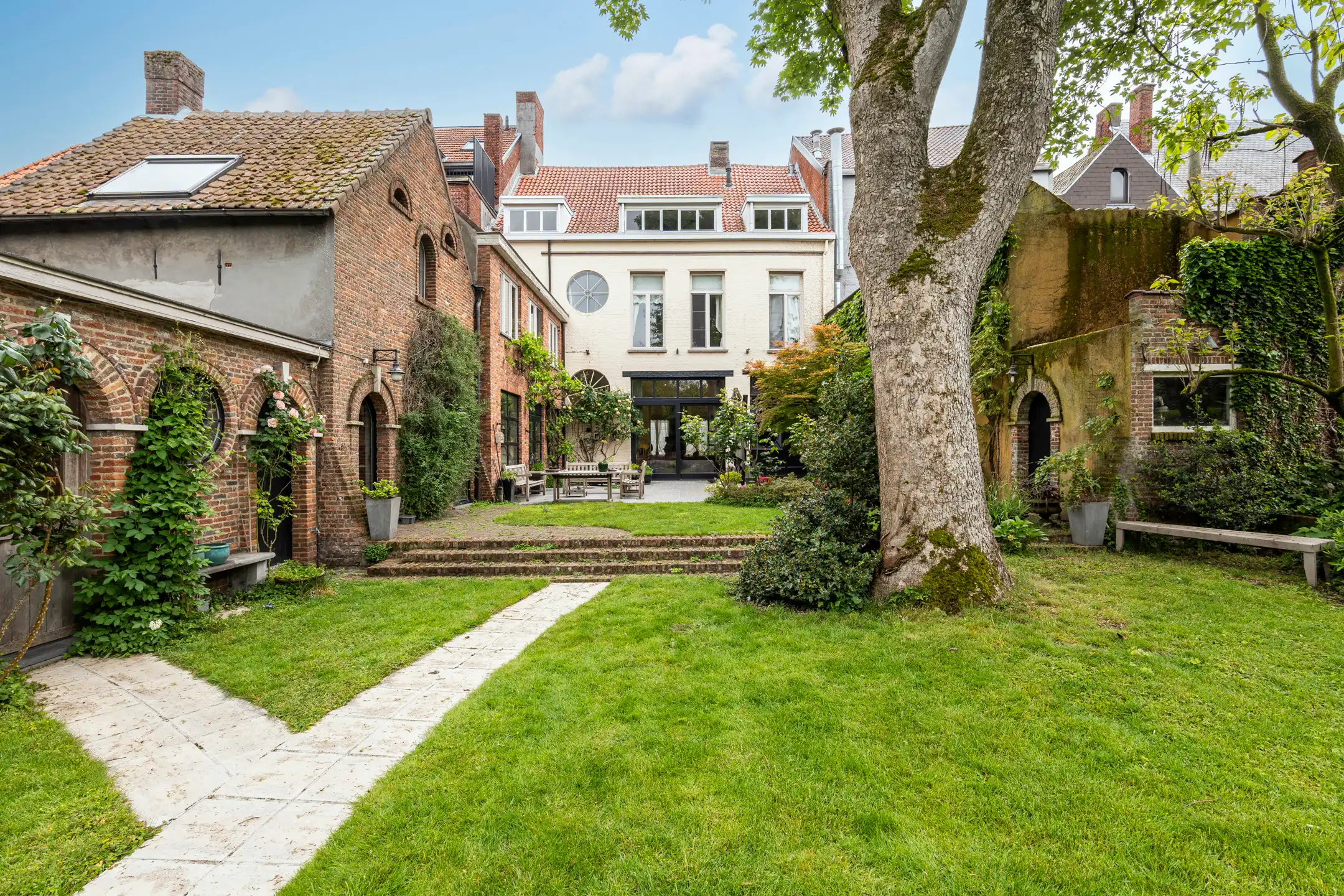 Monumentaal herenhuis met stadstuin en zwembad foto 41