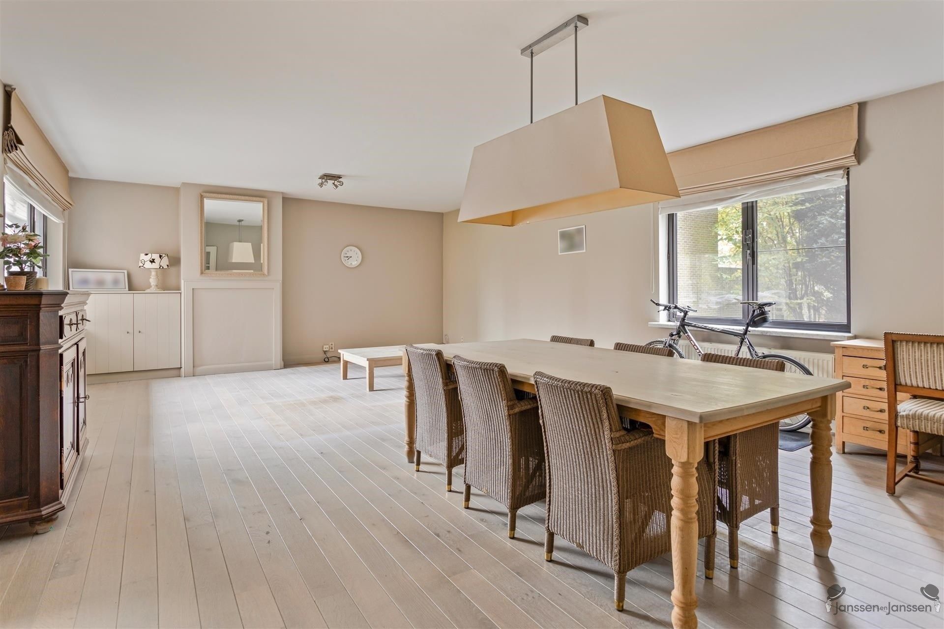 Uitzonderlijk ruim gelijkvloers appartement met 3slaapkamers foto {{pictureIndex}}