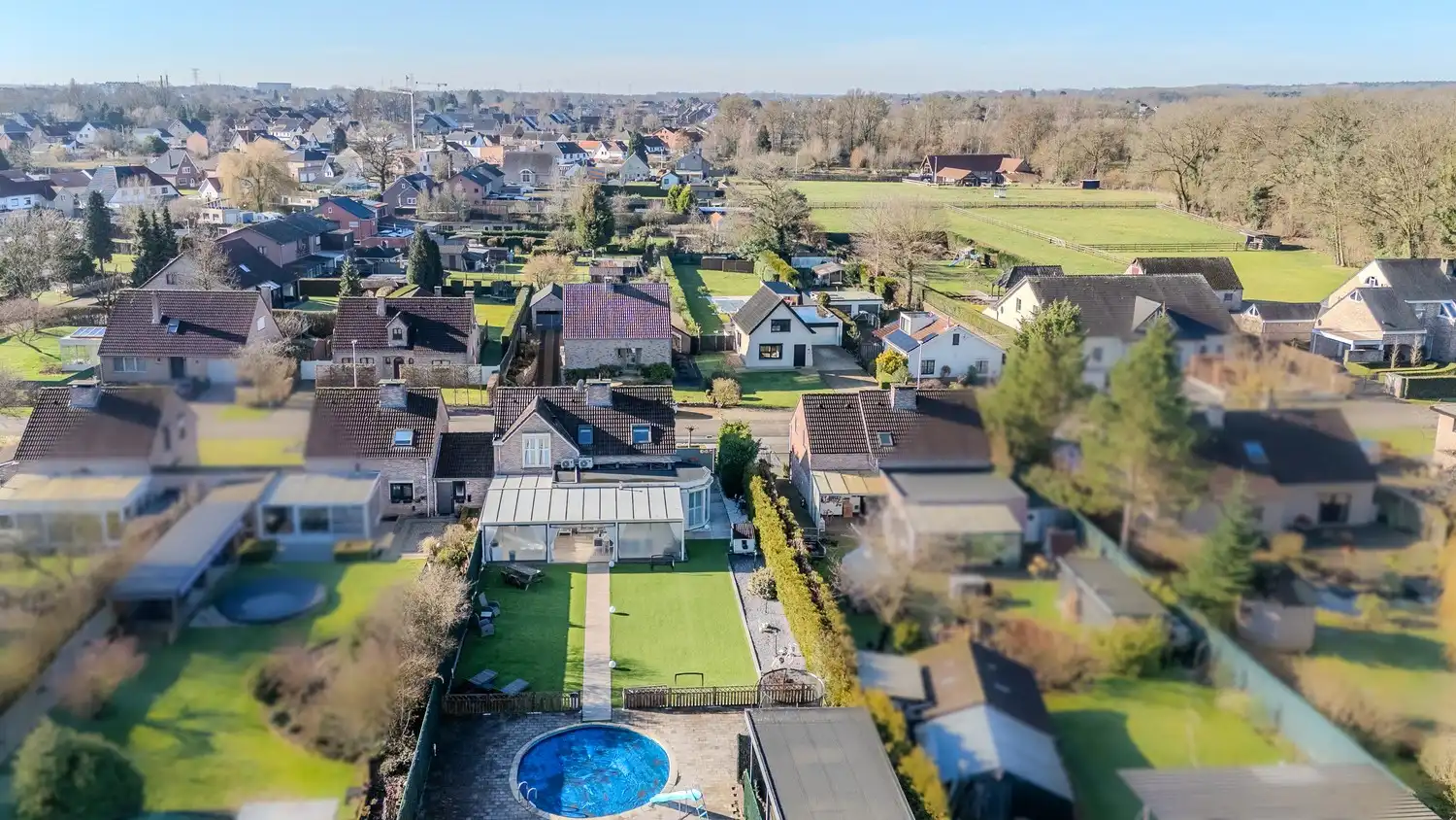 Stijlvolle, instapklare woning met vier slaapkamers, twee badkamers en verwarmd zwembad te koop in Lanaken foto 50