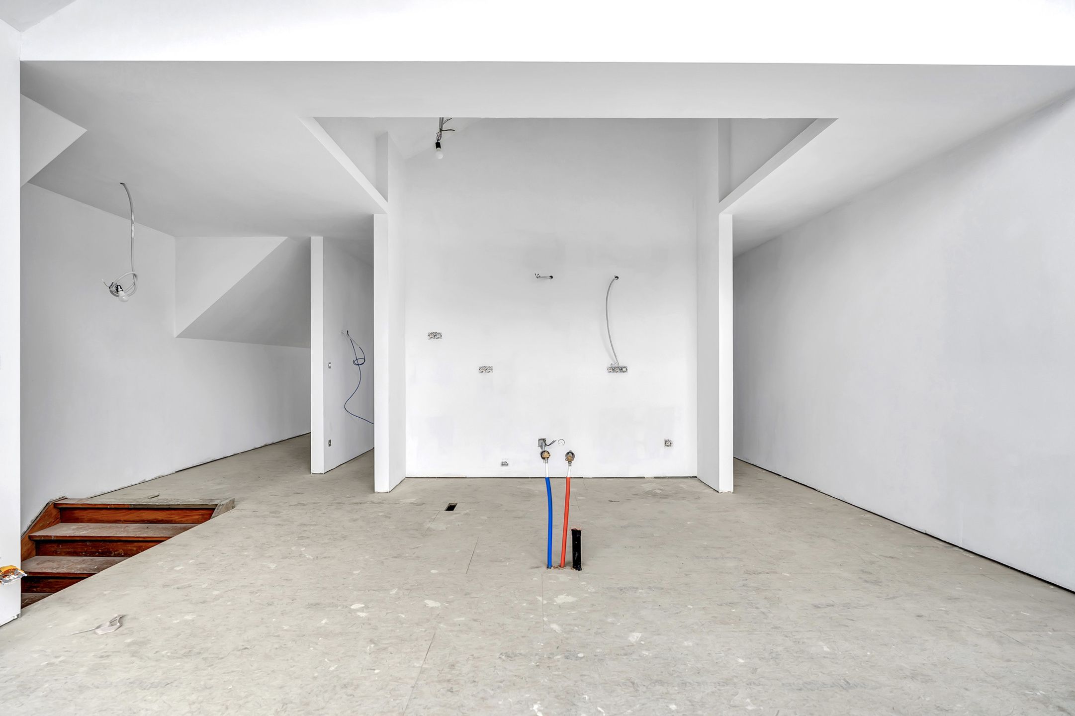 Goed gelegen opslagplaats met ruim af te werken appartement foto 9