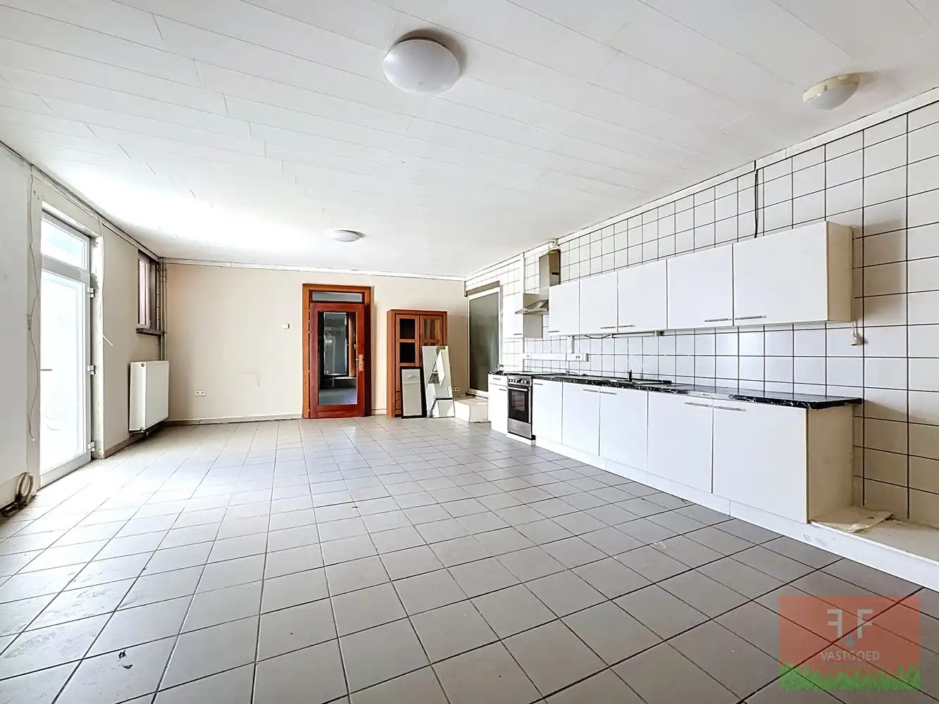 Open bebouwing met 6 slaapkamers, 3 badkamers, inpandige garage en ruime tuin foto 15
