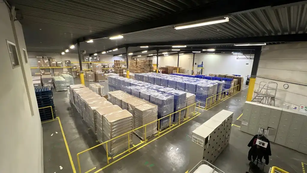 Magazijn met sociale ruimtes te huur in Industriepark-Drongen foto 4