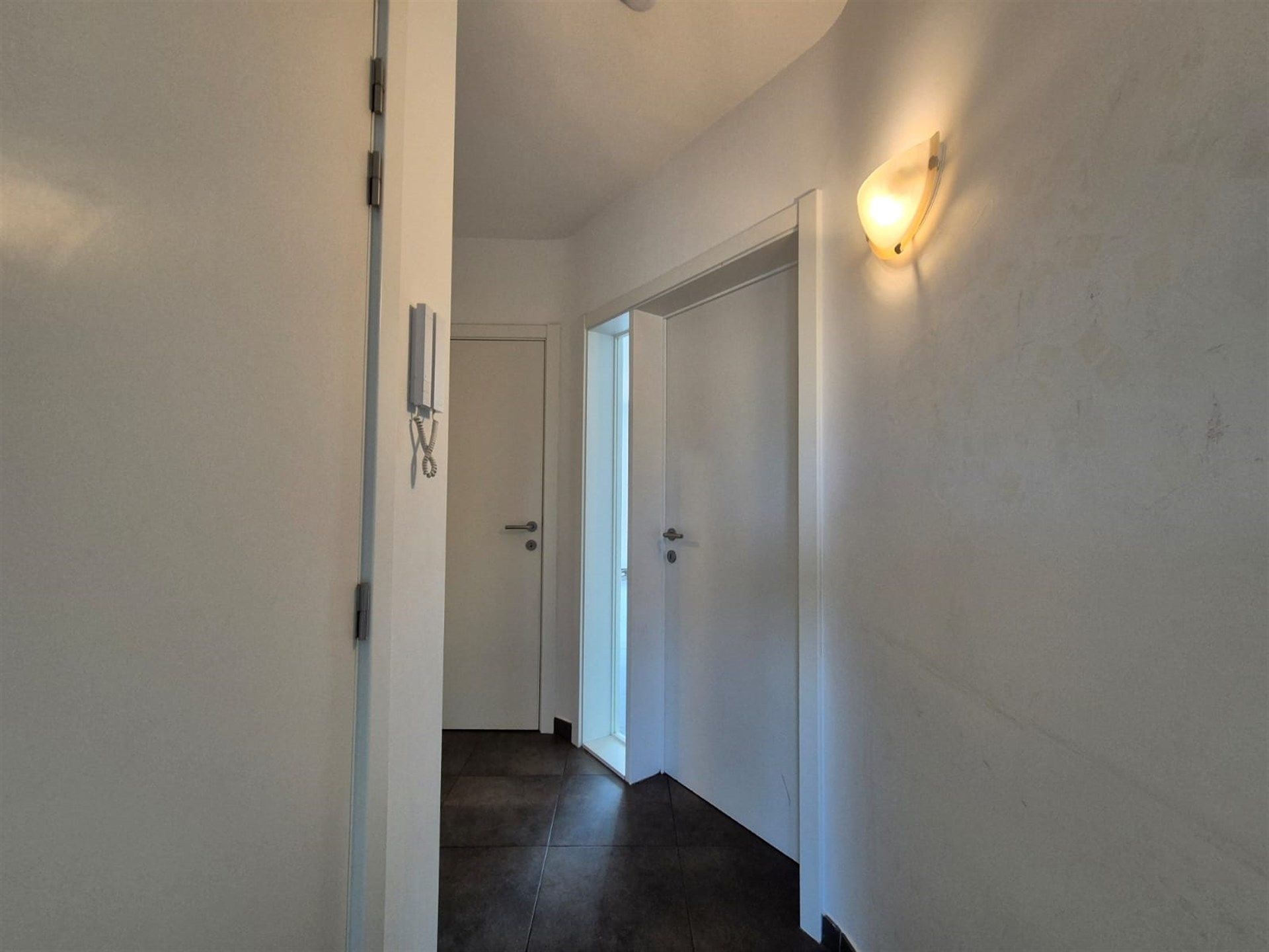 Instapklaar gerenoveerd appartement op gunstige locatie. foto 24