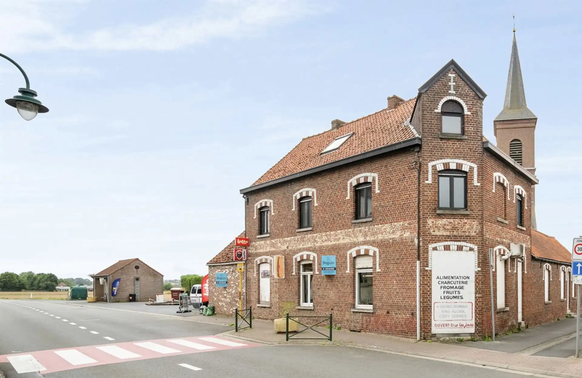 Goedgelegen opbrengsteigendom: handige handelsruimte & 2 app foto 3