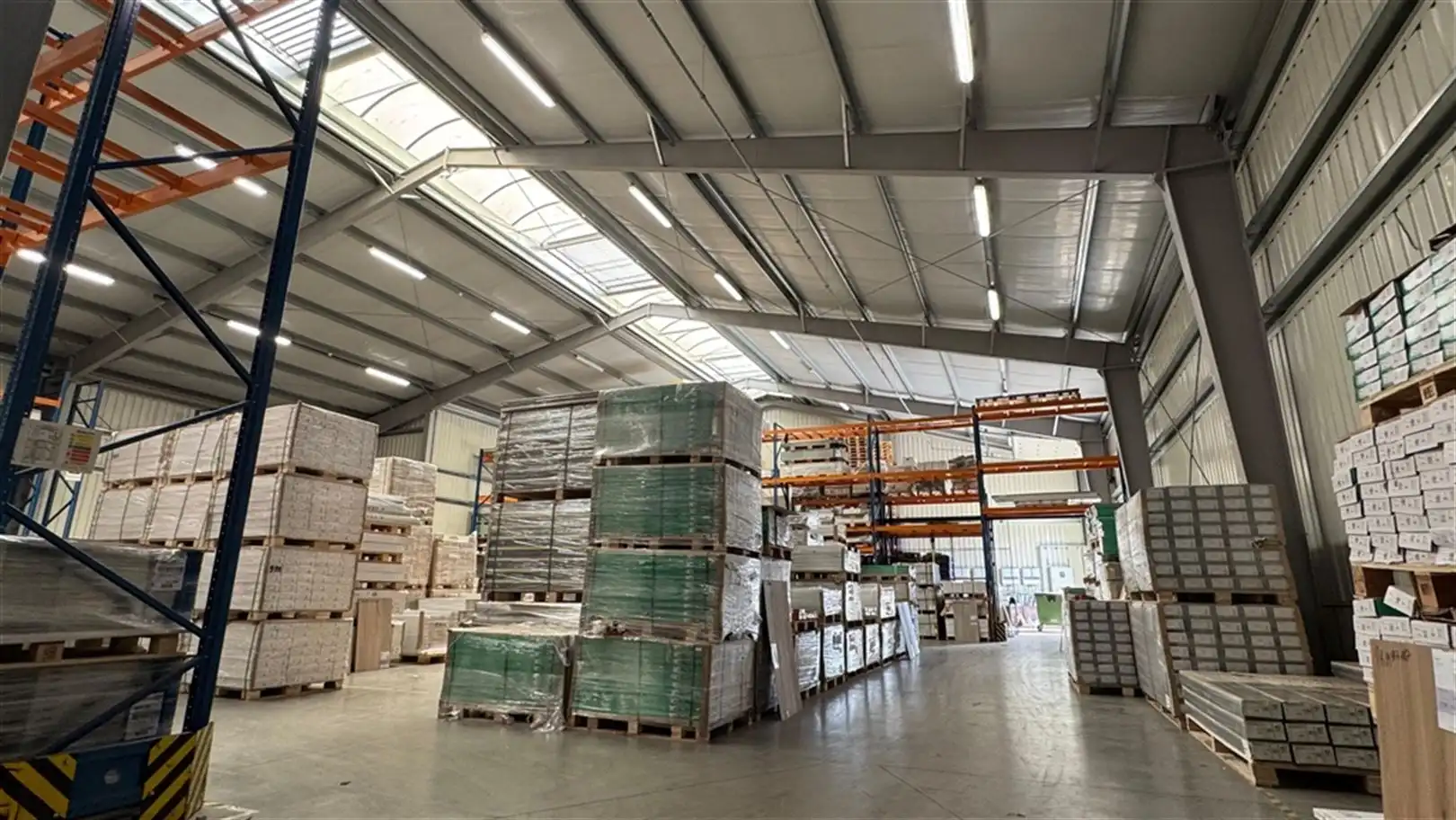 Bedrijfspand met uitmuntende zichtbaarheid foto 7