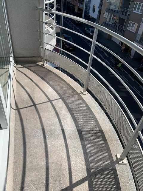 Gemeubelde studio met groot balkon in recente residentie! foto 5