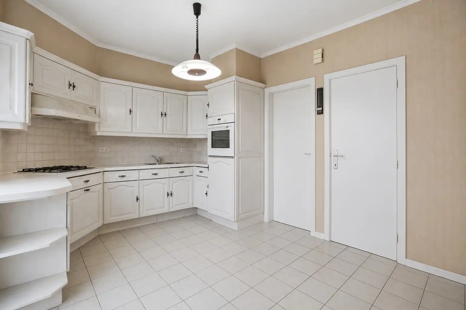 Te renoveren woning op ruim perceel in Eernegem! foto 9
