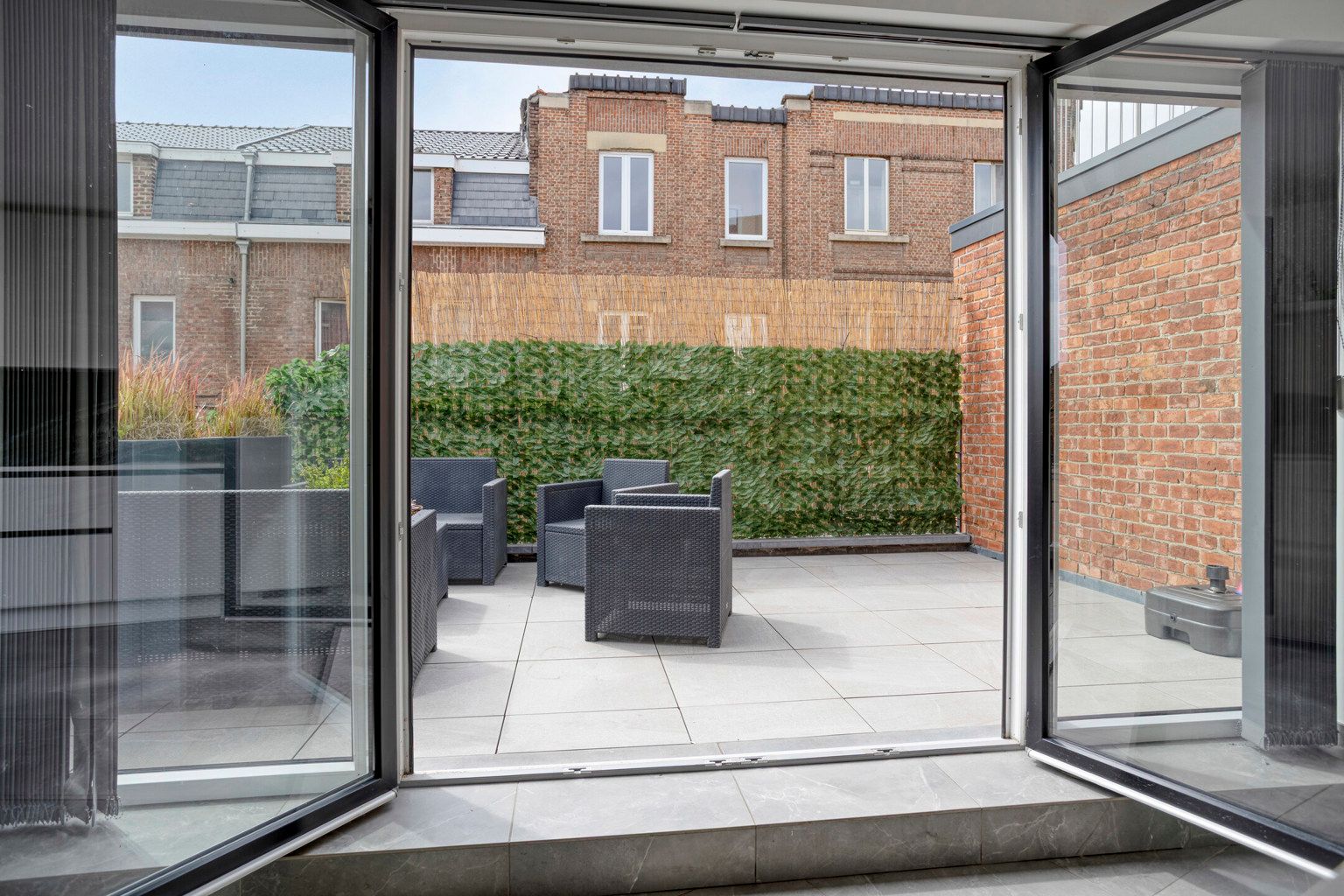 MOOI GERENOVEERDE WONING MET DAKTERRAS EN DUBBEL GARAGE foto 12