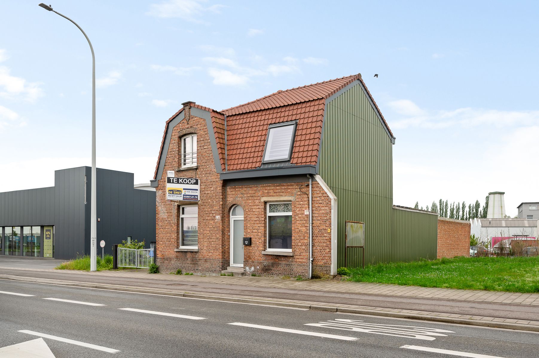 Commercieel gelegen terrein met woning foto 9