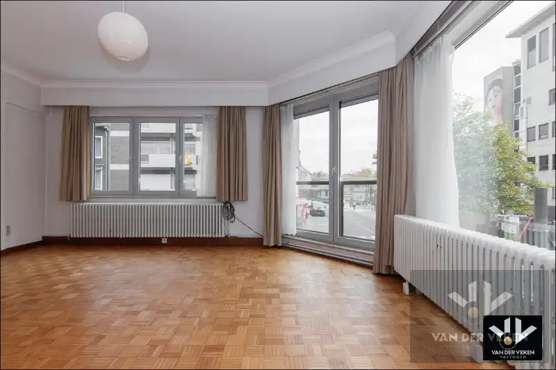 Op te frissen, lichtrijk appartement op toplocatie in bruisend Hasselt foto 4