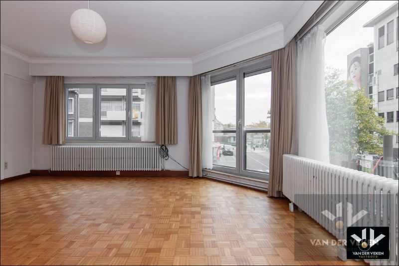 Op te frissen, lichtrijk appartement op toplocatie in bruisend Hasselt foto 4