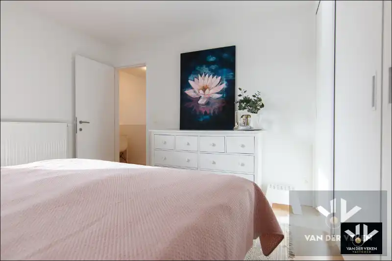 Knap ingericht, recent en lichtrijke woning met 3 ruime slpk en volledig omheinde tuin foto 12