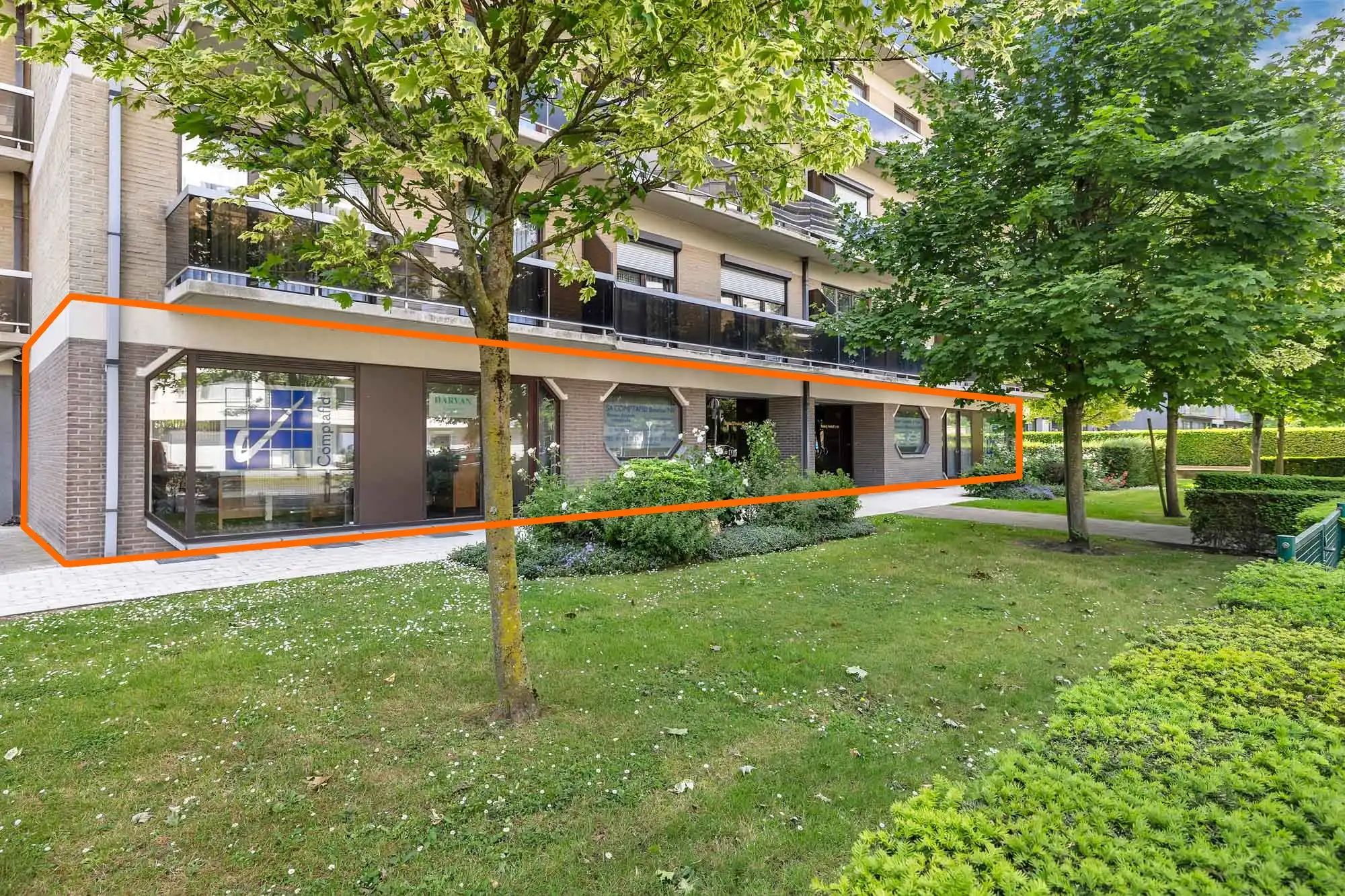 Instapklaar commercieel gelijkvloers op strategische locatie foto {{pictureIndex}}