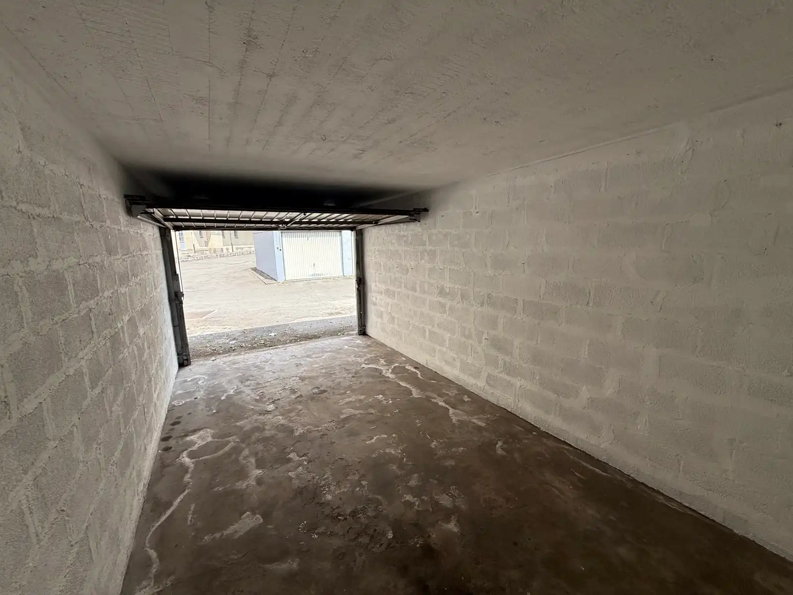 Gesloten garagebox met slagboombeveiliging foto 3