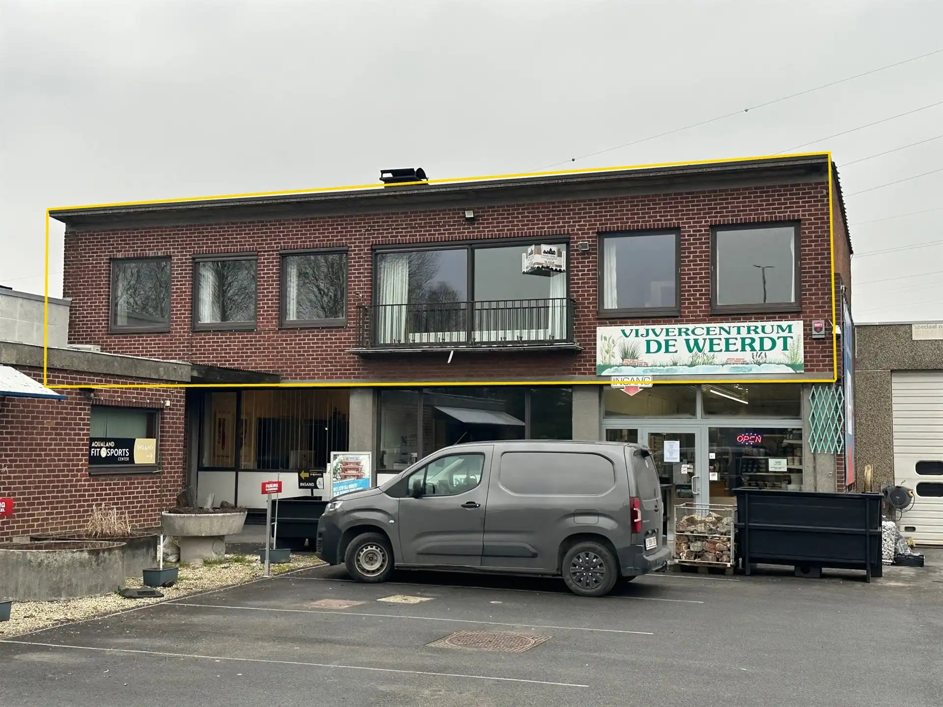 Ruim appartement met 3 slaapkamers boven handelszaak, vlot bereikbaar gelegen foto {{pictureIndex}}