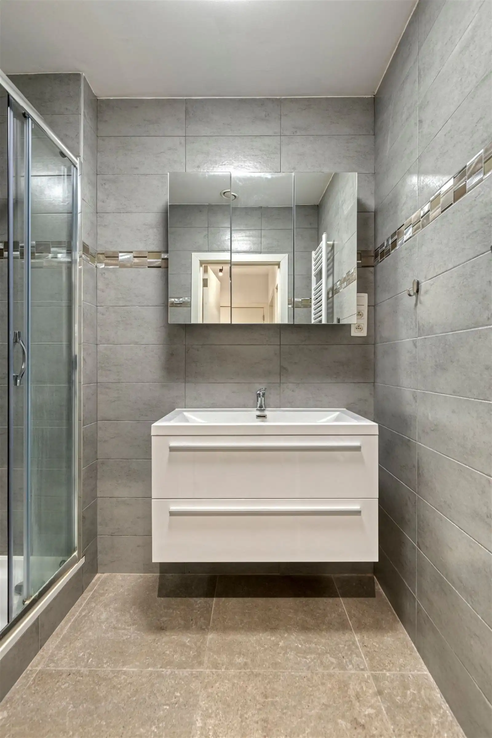 VOLLEDIG GERENOVEERD & GEMEUBELD APPARTEMENT IN HET HART VAN DE DIAMANTBUURT foto 12