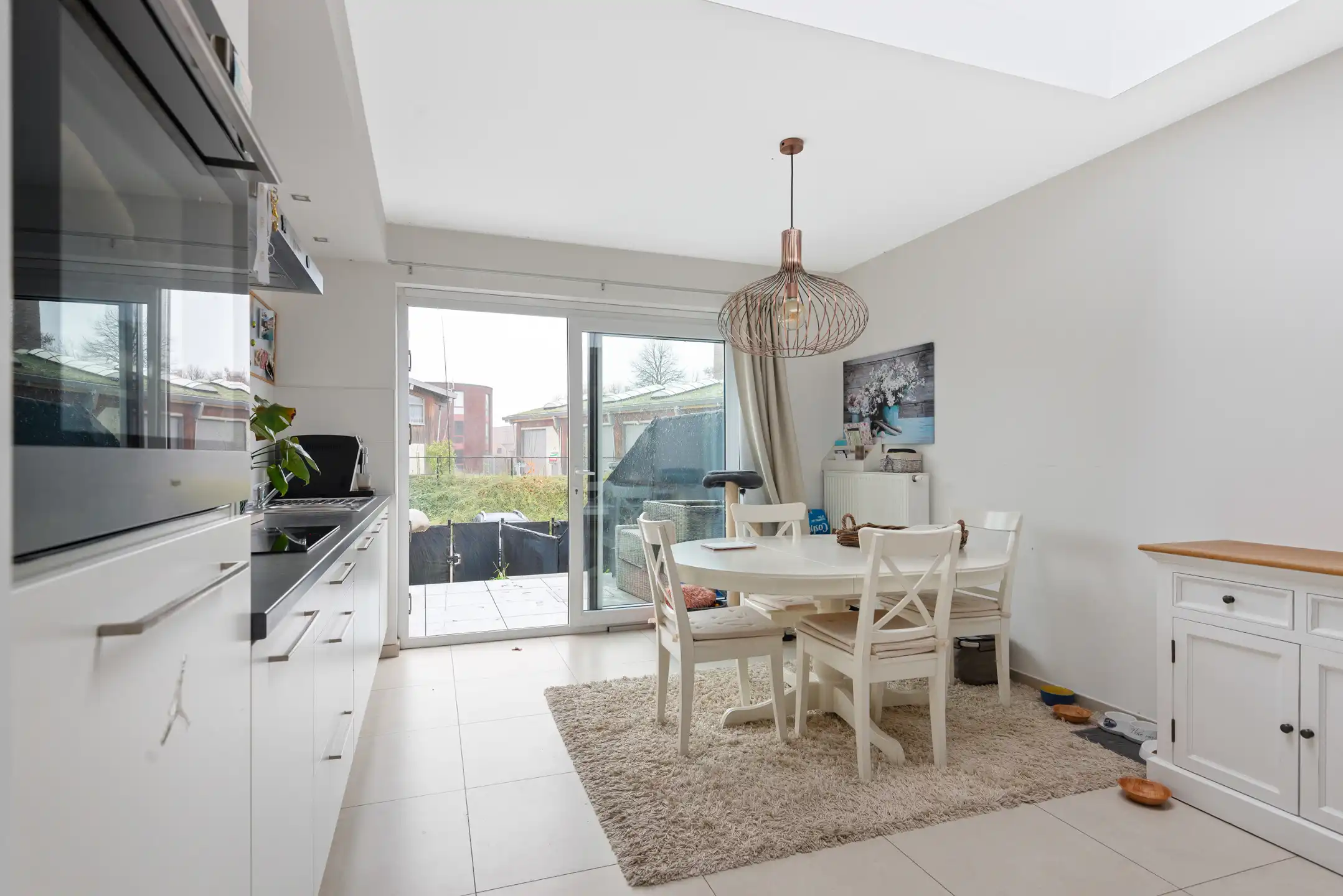 Recente woning met drie slaapkamers, tuintje en staanplaats foto 9