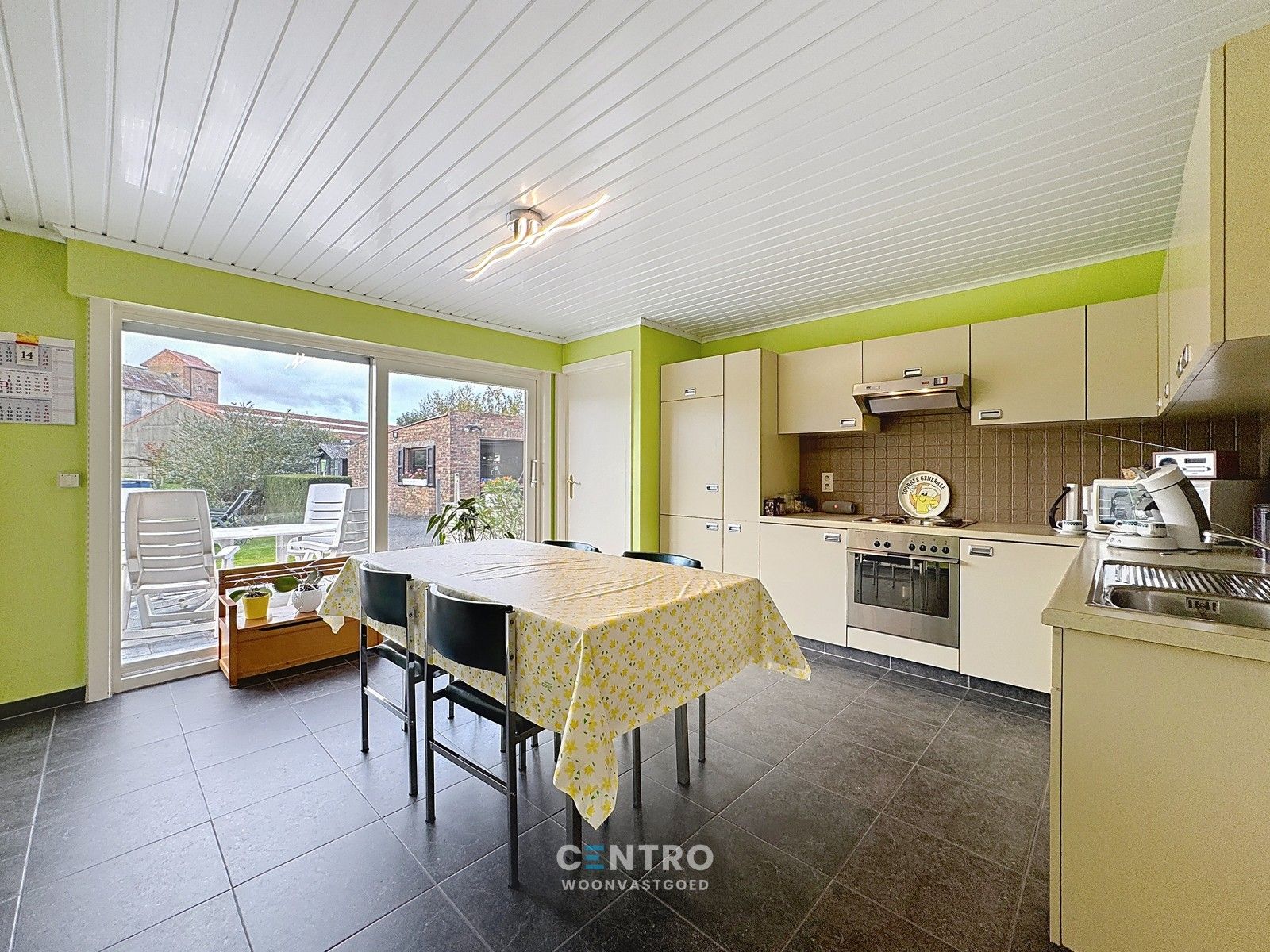 INTERESSANTE villa te Meetkerke met 3 slpks, PRAKTIJKruimte én 2 garages op 1.975m2! foto 8