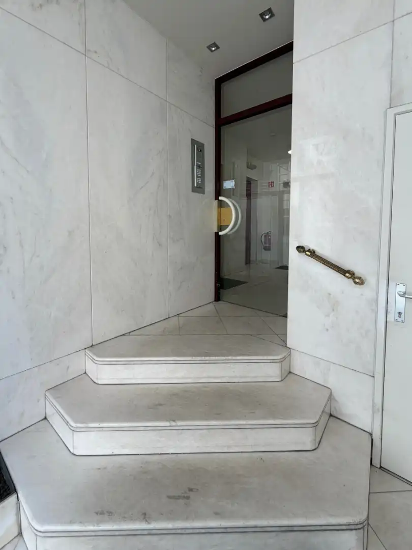 centraal gelegen appartement met prachtig zicht op de Halletoren foto 21