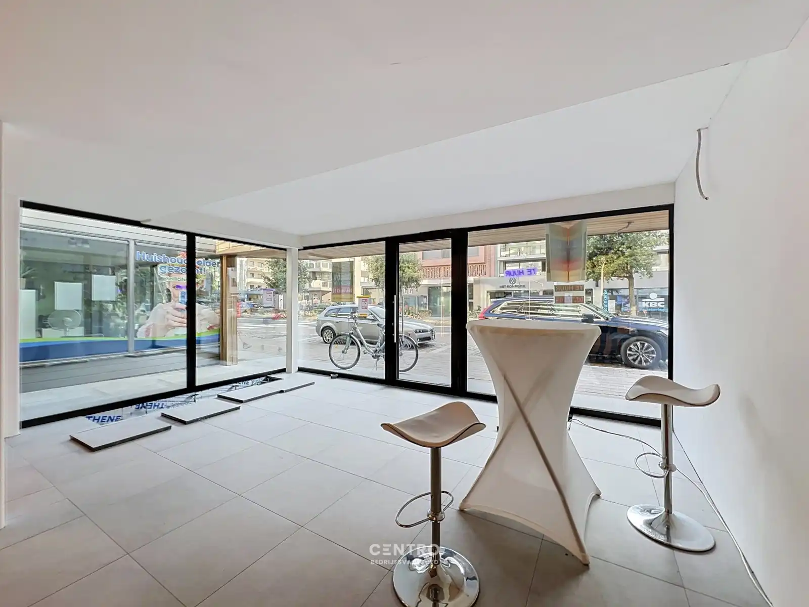 Nieuwbouw handelspand (± 100m²) met kelderberging (± 30m²) en terras achteraan, op commerciële toplocatie in Oostduinkerke-Bad ! foto 4