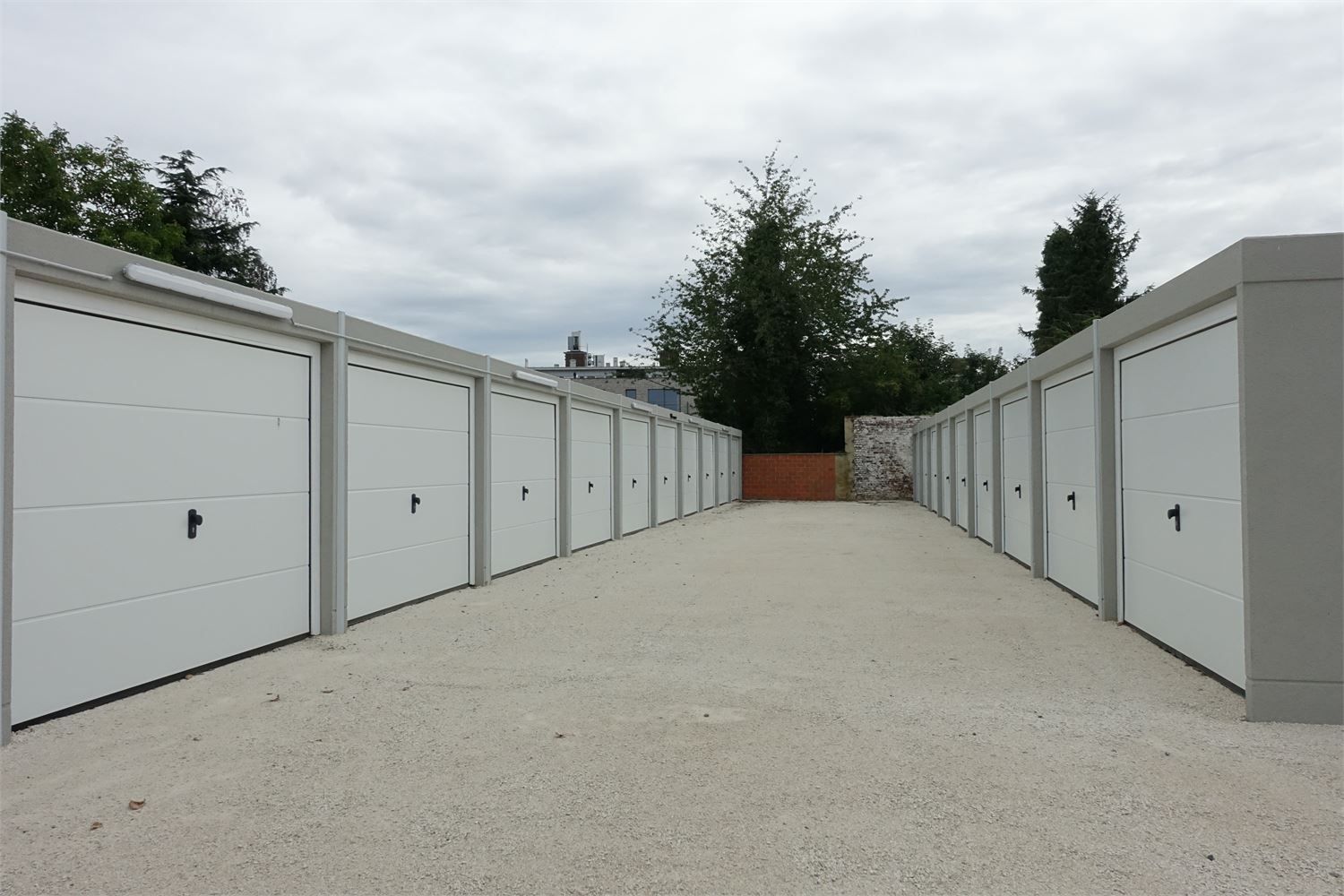Te huur: Garageboxen te Sint-Rochus.(16m2) foto {{pictureIndex}}