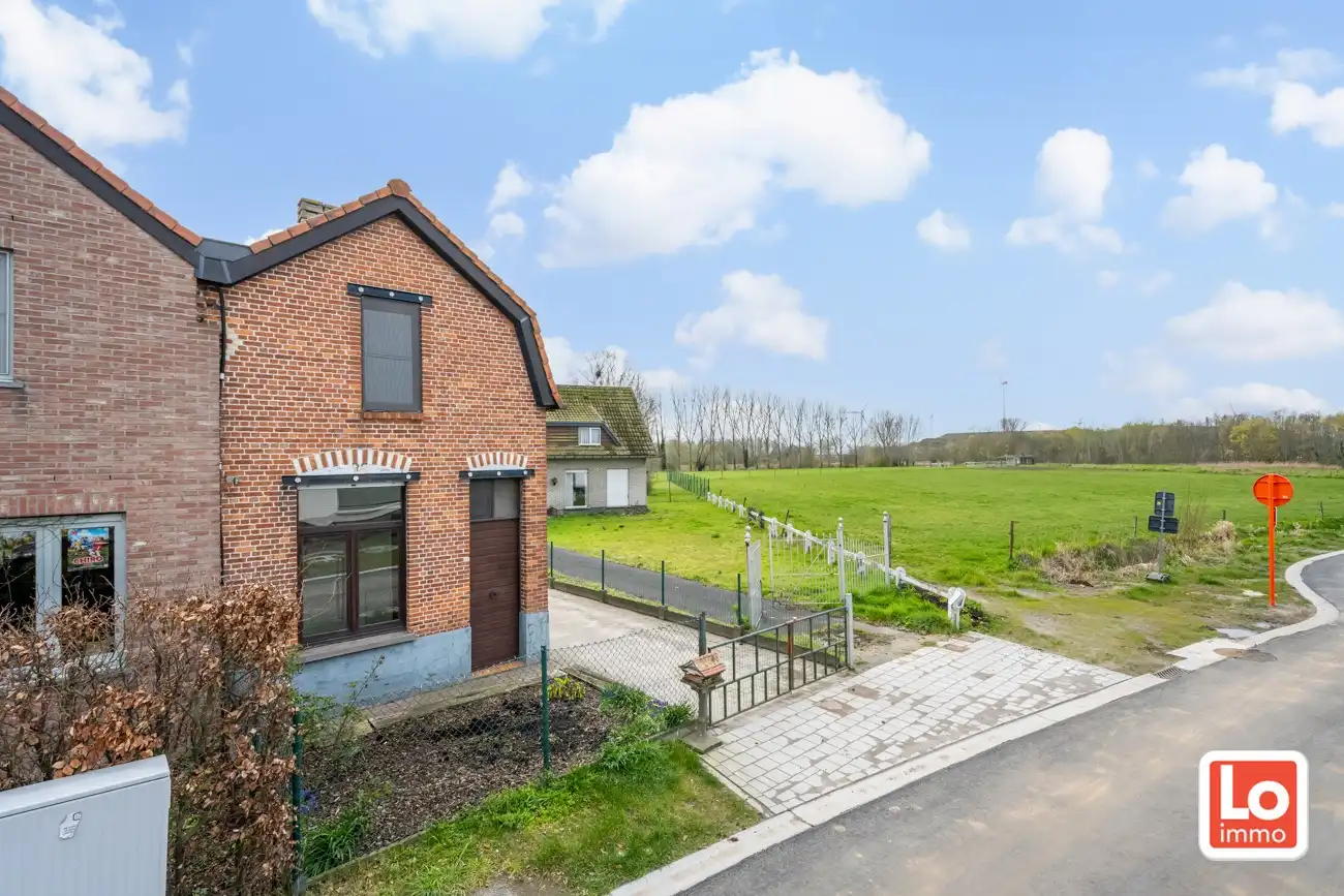 Leuke halfopen starterswoning met afzonderlijke garage en koertje op landelijke locatie in Mendonk. foto 2