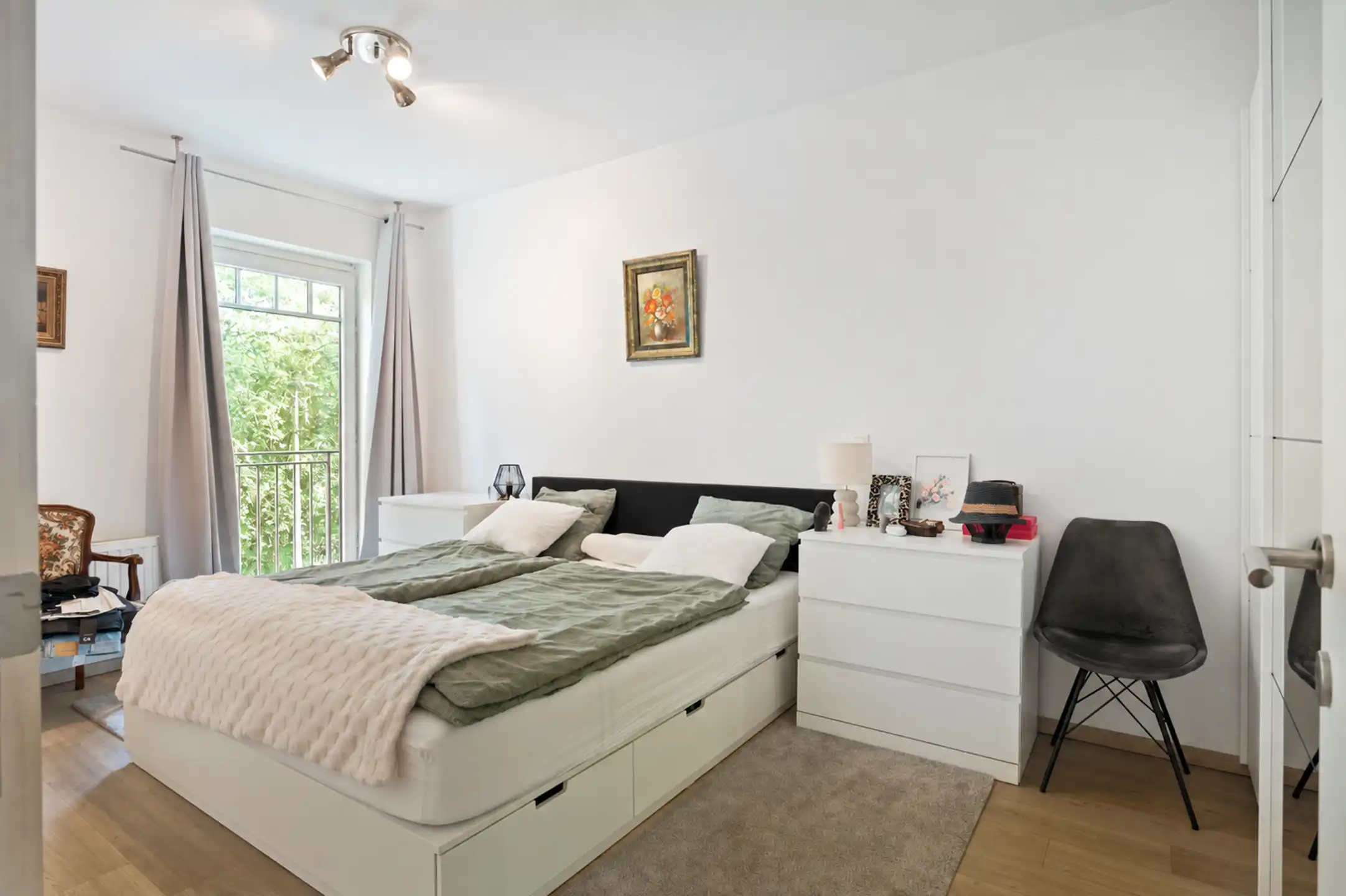 Recent twee-slaapkamer appartement met terras en garage foto 12