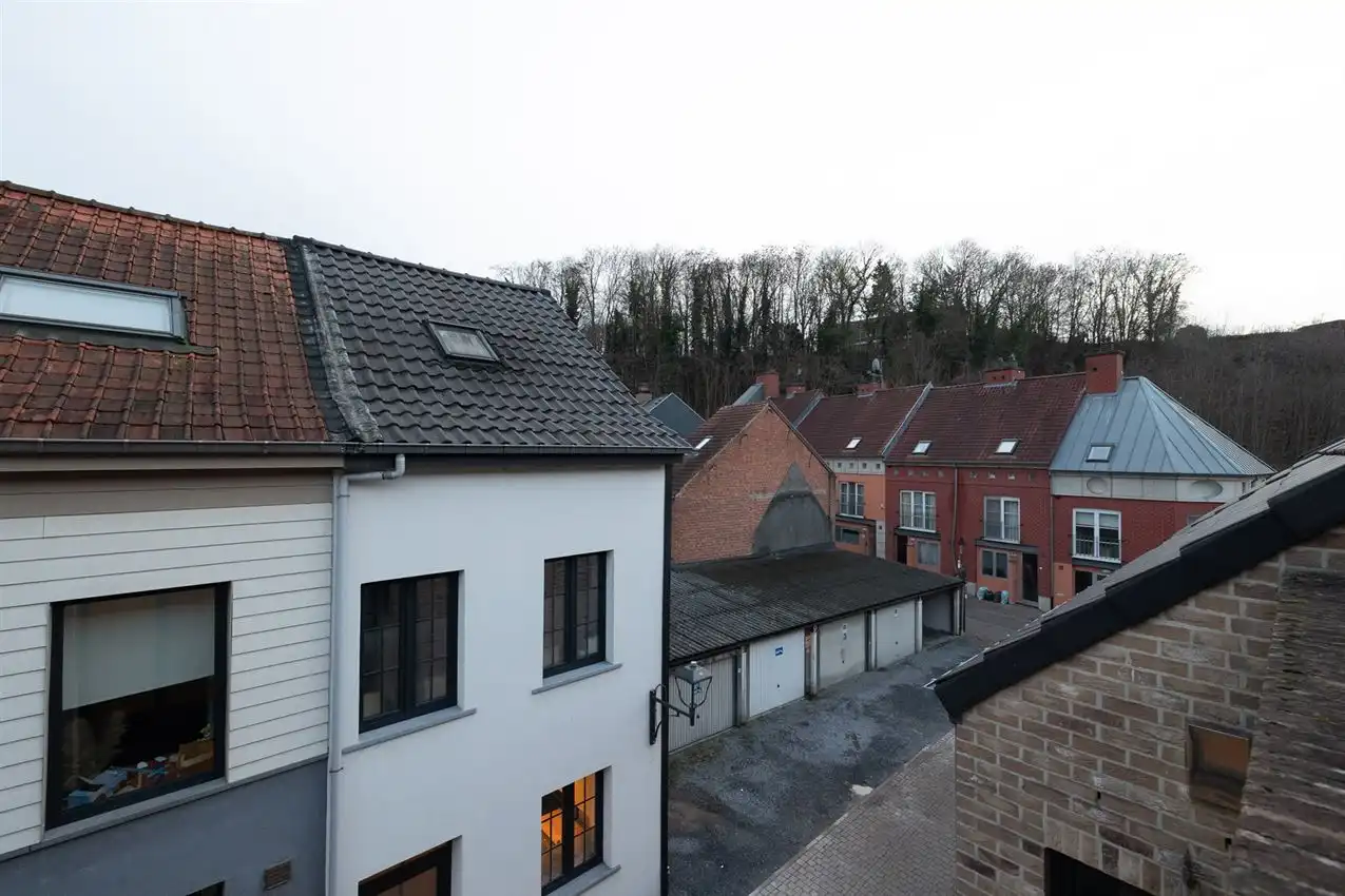 Stadswoning met vier slpk, garage te midden van centrum foto 23