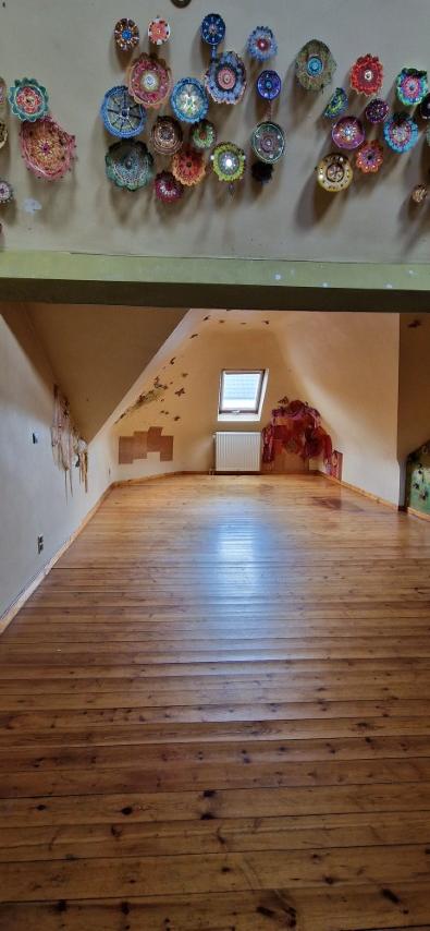 Ruime EENGEZINSWONING met grote leefruimten, 2 slaapkamers en mooi terras, woning met mogelijkheden, op 1 are 33 ca. foto 29