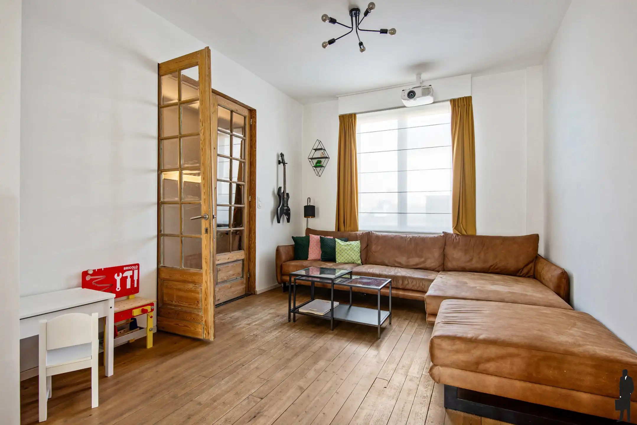 Gerenoveerde woning met 4 ruime slaapkamers en zuidwest tuin foto 2