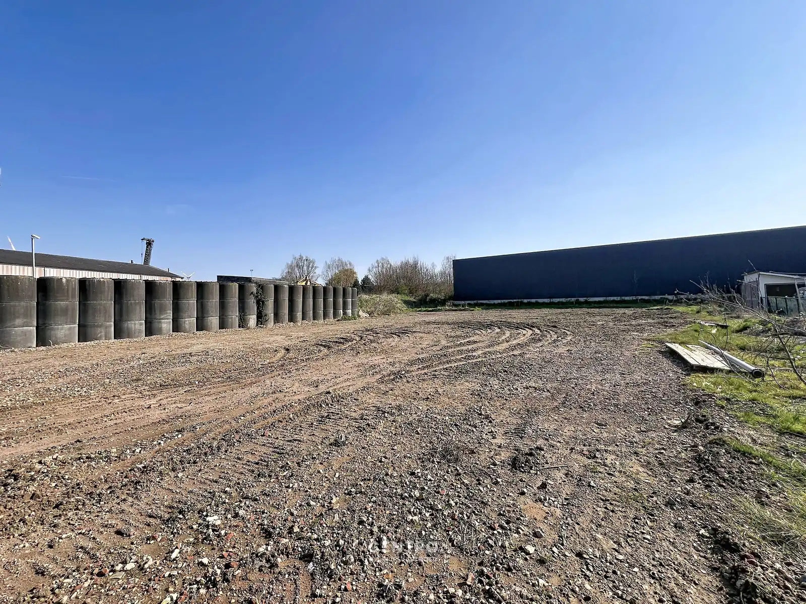 Braakliggende grond voor de bouw van MAGAZIJN(EN) mét of zonder woning. Géén bouwverplichting! foto 4