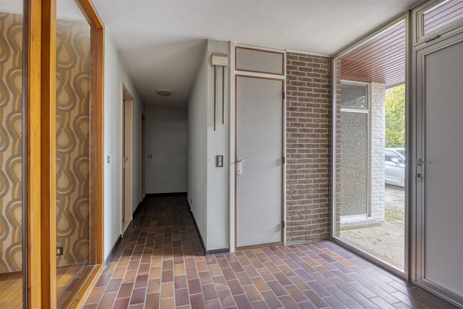 Vrijstaande woning in 70s stijl op een uniek perceel van 15a93ca met 5 slaapkamers, inpandige garage en riante tuin, gelegen op een rustige toplocatie nabij het centrum van Maaseik. foto 3