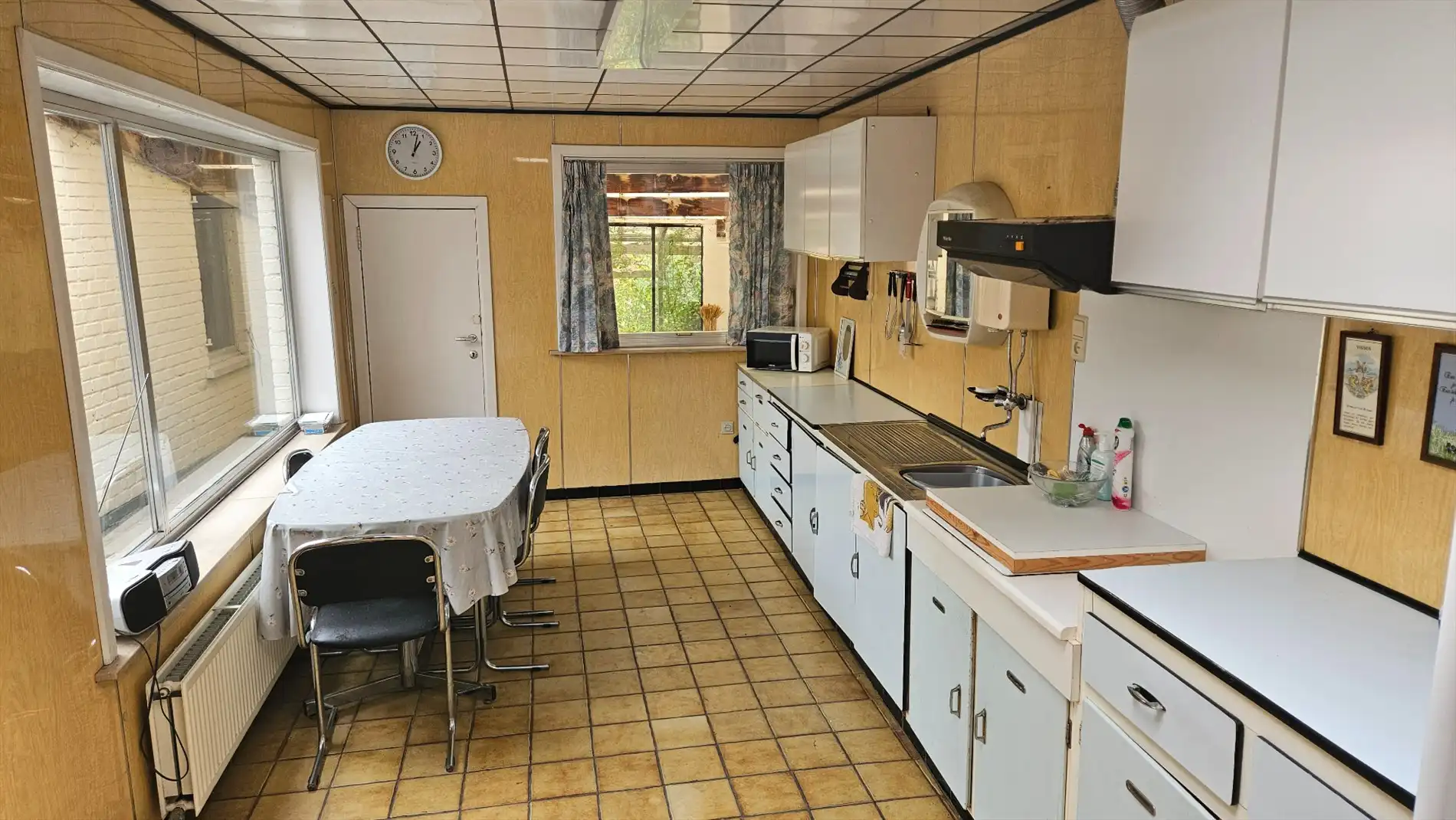 Ruime en stevige op te frissen woning met 4 slk, garage en tuin (met bijgebouw)  foto 4