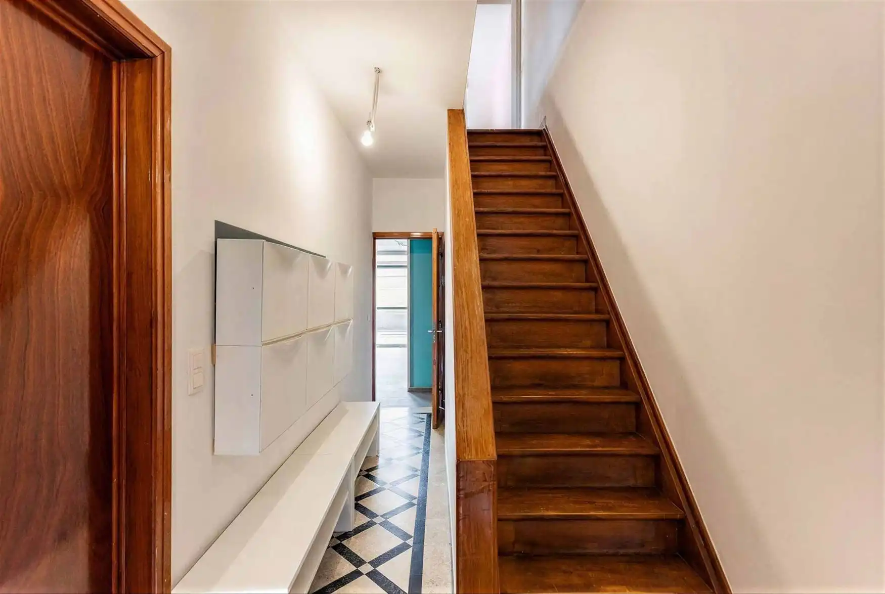 Een huis met karakter. Een tuin met sfeer foto 3