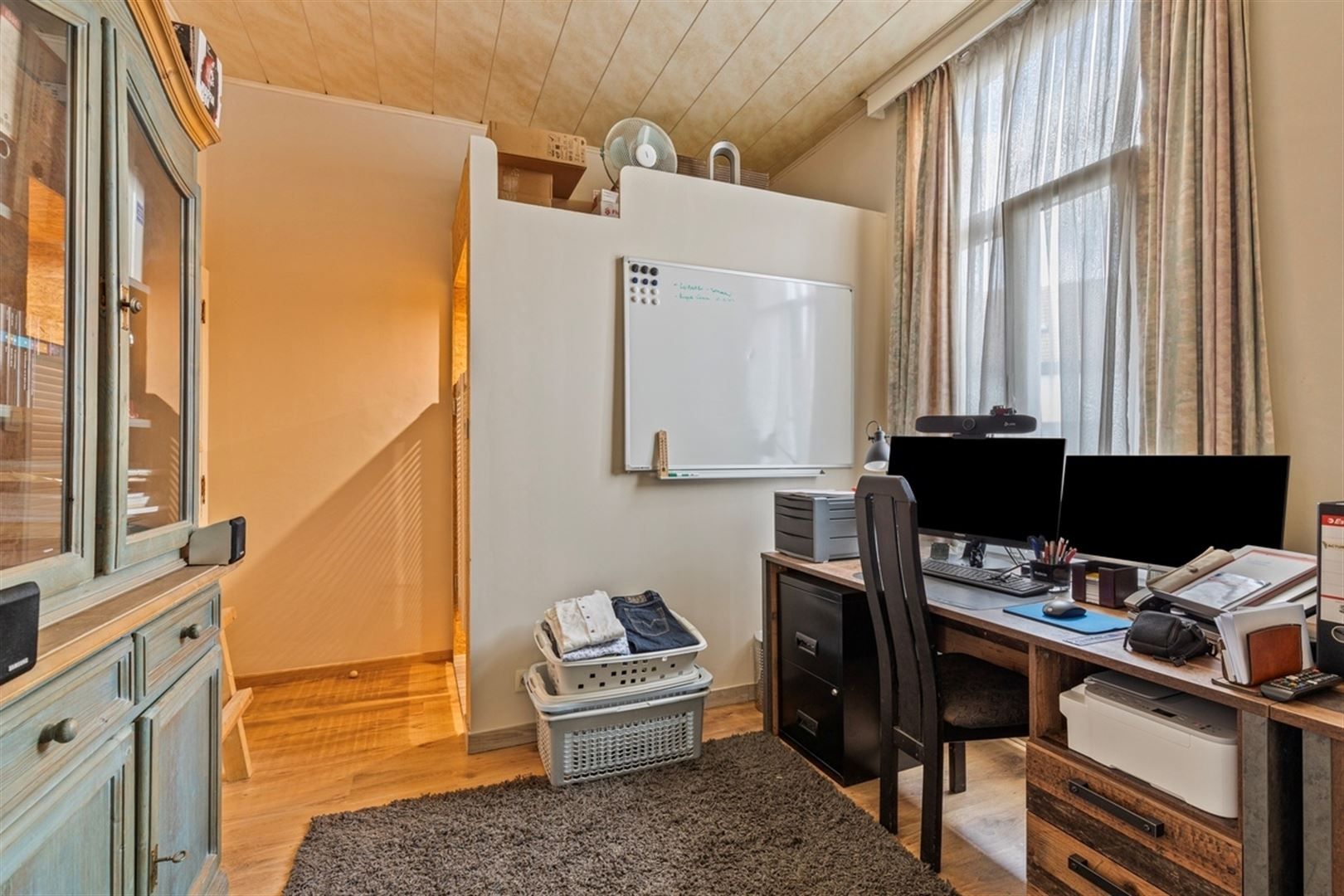 Gerenoveerde rijwoning met 3 slaapkamers en doorgang achteraan. foto 12